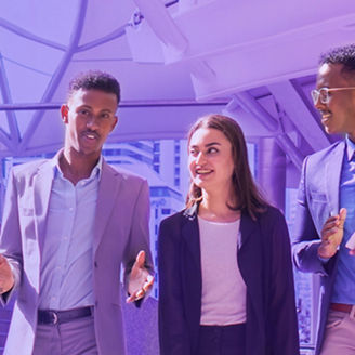 Dwóch mężczyzn oraz kobieta dyskutują w drodze do miejsca spotkania