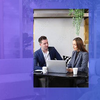 Mężczyzna i kobieta z laptopem