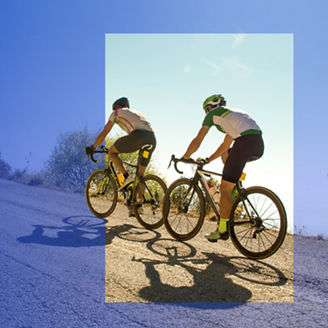 Kolarze wjeżdżający pod górę