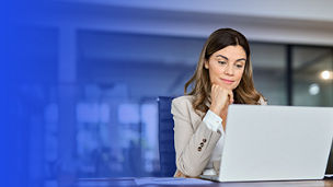 Kobieta przed ekranem komputera