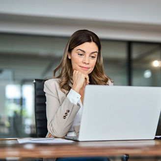 Mężczyzna przed ekranem komputera