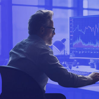 Mężczyzna siedzący przed ekranem monitora