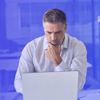 Mężczyzna przed ekranem komputera