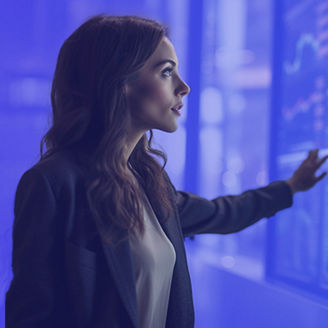 Kobieta przed ekranem monitora