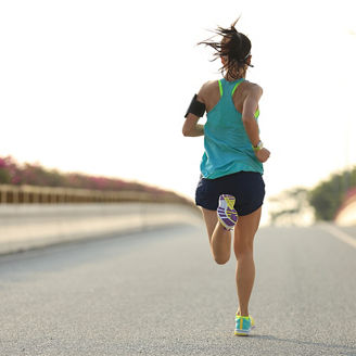 Mężczyzna przed ekranem komputera