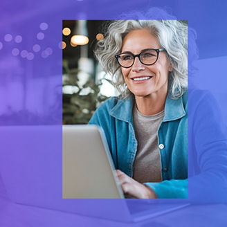 Kobieta przed ekranem laptopa