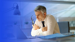 Mężczyzna przed ekranem komputera