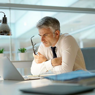 Mężczyzna przed ekranem komputera