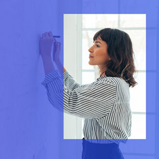 Kobieta pisząca na tablicy