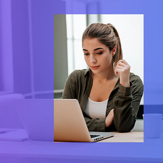 Kobieta przed ekranem laptopa