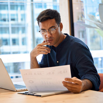 Mężczyzna przed ekranem komputera