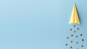 Papierflieger auf blauem Grund 