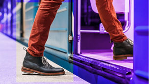 Persoon stapt in trein