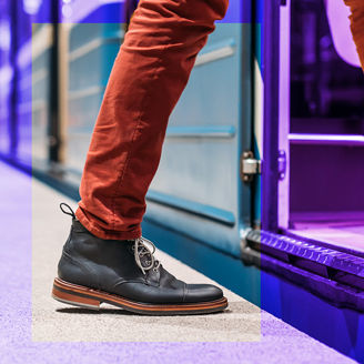 Persoon stapt in trein