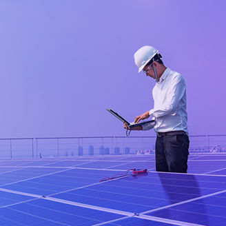 Mężczyzna na budowie trzymający laptopa