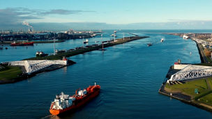 Maeslantkering and boat