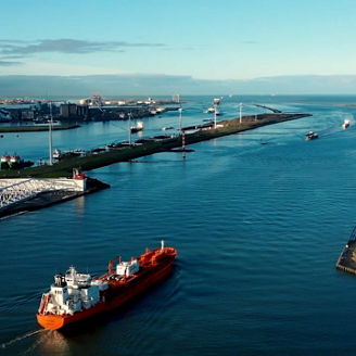 Maeslantkering and boat