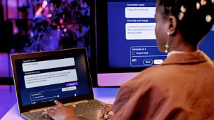 Vrouw die een VR-bril gebruikt