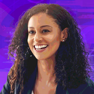 Mulher a sorrir sobre um fundo roxo com elementos gráficos abstratos.