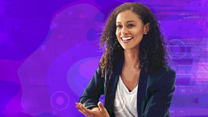 Mulher a sorrir sobre um fundo roxo com elementos gráficos abstratos.