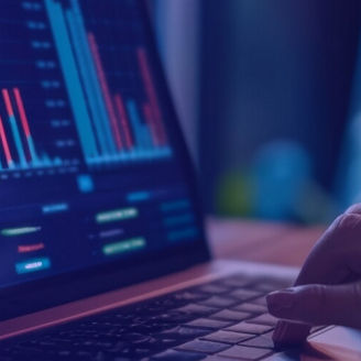 Portátil com dados em gráficos