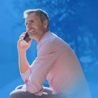 Homem a falar ao telemóvel