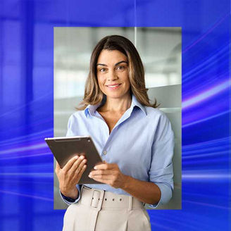 Mulher de negócios madura e sorridente, executiva, segurando um tablet no escritório. Retrato.