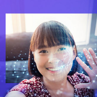 Mulher a sorrir e a levantar a mão, com uma malha digital sobre o rosto simbolizando reconhecimento facial, sobre um fundo em tons de roxo e azul.