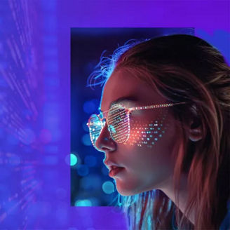 Mulher a ver código nos óculos