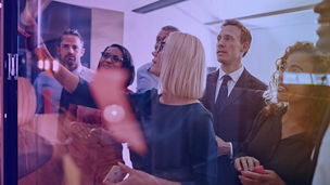 Pessoas a olhar para um quadro