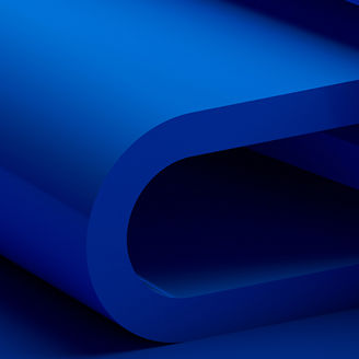 Forma geométrica abstracta azul em 3D sobre fundo azul.