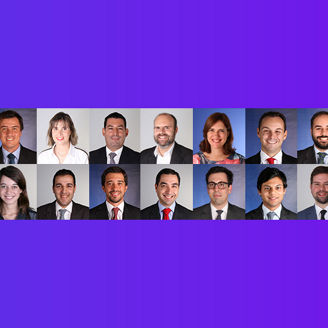 Colagem de retratos de membros de uma equipa sobre um fundo em gradiente azul e roxo.