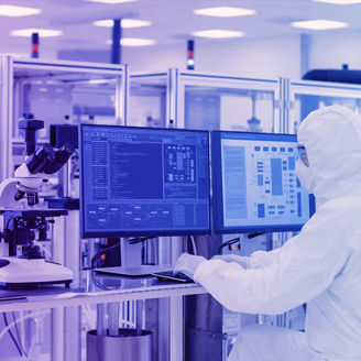 No laboratório, vista por cima do ombro de um cientista em roupas de proteção a fazer investigação