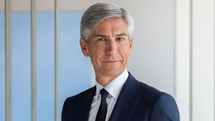 Homem a falar ao telemóvel