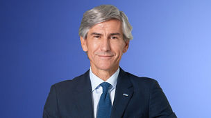 Homem a falar ao telemóvel