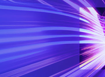 Abstrato com linhas de luz roxas e azuis em movimento.