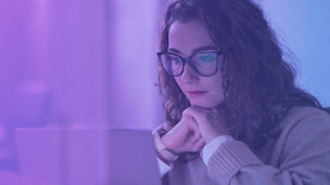 Mensch arbeitet an Laptop