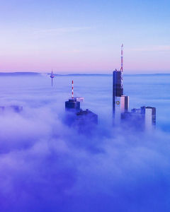 Hochhäuser in Wolken