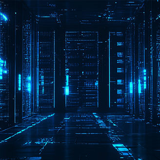 Rechner in schwarzem Raum