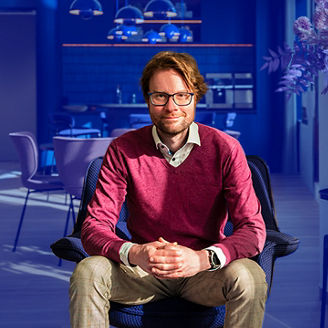 KPMG colleague Redmer sitting in chair