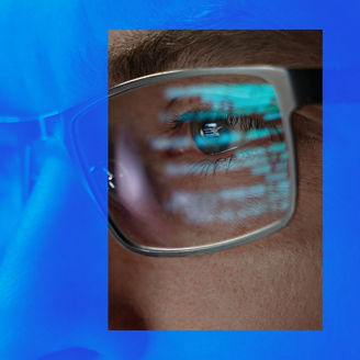 odraz monitora v okuliaroch