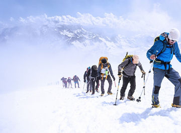 Bergsteigergruppe im Schnee