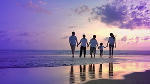 Familie läuft am Strand