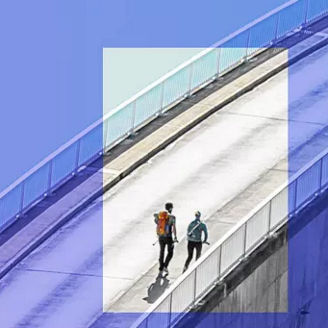 zwei Wanderer auf einem Staudamm