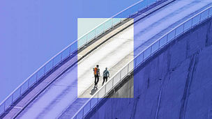 Zwei personen auf strasse