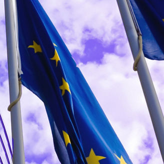 retail-investment-strategie-eu-flaggen-vor-glasgebäude