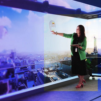 Die Frau schaut auf die Hochhäuser