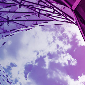 pohlad na oblohu cez modernu konstrukciu