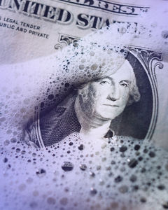 Schaum auf einem Geldschein