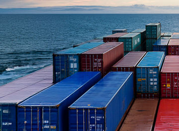 Schiff mit Containern